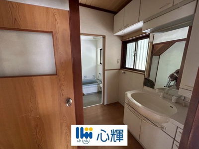 【独立洗面台】 | 山口市平井中古2階建／5DK | 大きくて見やすく清潔感ある洗面台。