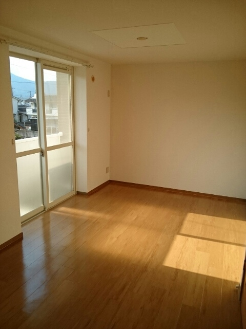 ハイム高岡　Ⅱの居間・リビング|居室・リビング