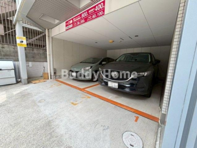 クレイドル西田辺の駐車場