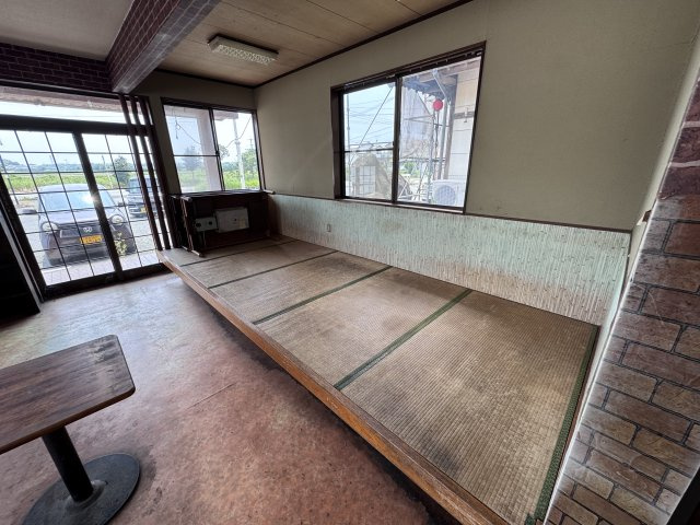 長洲町清源寺店舗の内装