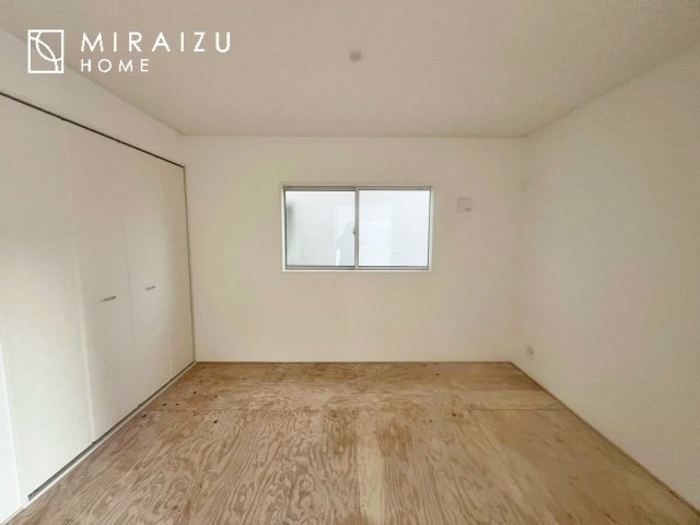 【内装】 | 安全性に配慮した手すり、清潔感や明るい陽光を取り入れてくれる窓がある階段。LED照明付きでお財布にもやさしいつくり。