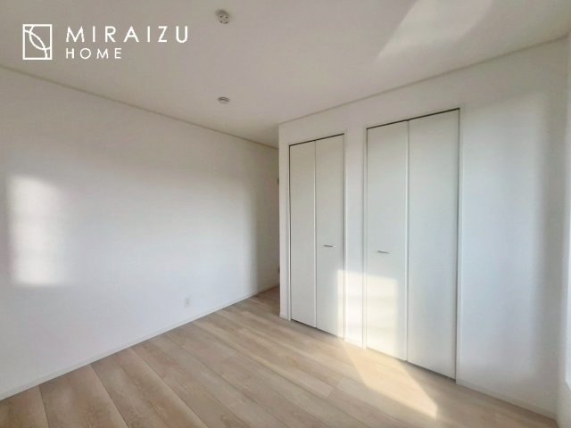 【洋室】 | 暮らしやすさを考えたプランで快適な現地ロケーションを実現。安らぎに満たされる、ゆとりのある日々を過ごせます♪