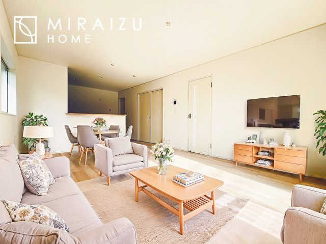 【居間・リビング】 | お子さんが宿題をしたり、ちょっとした作業もできる、家族みんながそれぞれの時間を過ごせるリビングです。