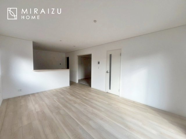 【居間・リビング】 | 食事を取るスペースもリラックスしてくつろげるスペースもお子さんが勉強するスペースも兼ね備えたリビングダイニング。