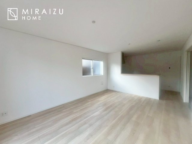 【居間・リビング】 | 窓が多いと温かな太陽の光と心地いい風が室内へと入ります。家族が集まるリビングは明るく過ごしやすいつくりです。窓が多いお家は住みやすい証です。