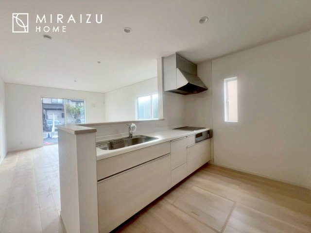 【キッチン】 | 収納に様々な工夫がされていて出しやすく片付けやすい、散らかりにくいキッチンになっています！人工大理石の天板や深型シンクなど、デザイン性と機能性を兼ね備えているので見せたいキッチンになっています。