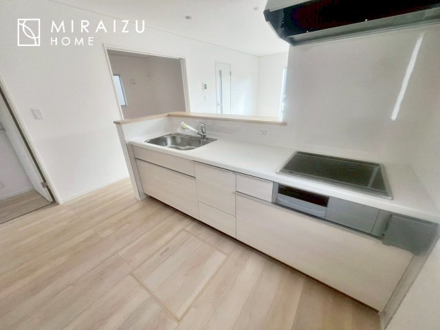 【キッチン】 | 広々としたキッチンは大きな深型シンク、3口コンロ、換気扇、大きなお鍋から小物まで取り出しやすさを考えられた引き出し収納の付いたシステムキッチンです。