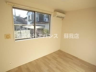 【居間・リビング】 | ガーデンコート仁戸名 | こちらのリビングで趣味の時間をお楽しみください