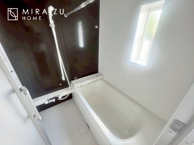 【浴室】 | お子さんとわいわいと楽しいバスタイムもよし、一人でゆったりと入るのもよし、浴室換気乾燥機付きのユニットバス。お洗濯物を干せるだけでなく、カビ防止にもなります。