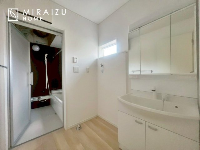 【独立洗面台】 | 洗濯機置き場、脱衣スペースもしっかりと確保されている洗面室。
水回りが集結した間取りなので、お料理やお洗濯物、お掃除の同時進行も可能です。