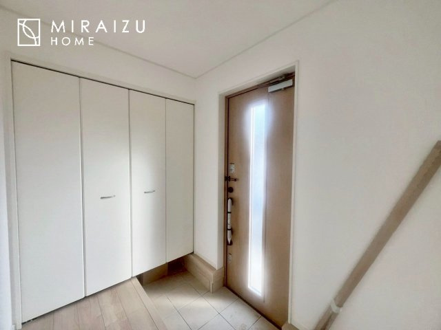 【玄関】 | 永く住むからこそシンプルで飽きのこないデザインに。ただいま、おかえりの温かな声が聞こえる玄関。