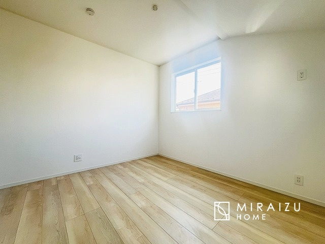 【内装】 | 安全性に配慮した手すり、清潔感や明るい陽光を取り入れてくれる窓がある階段。LED照明付きでお財布にもやさしいつくり。