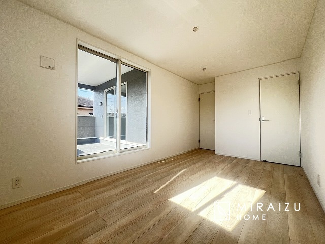 【洋室】 | 建物完成につき、実際のお部屋をごゆっくりご見学いただけます。お休みの日にご家族で見学はいかがでしょう。