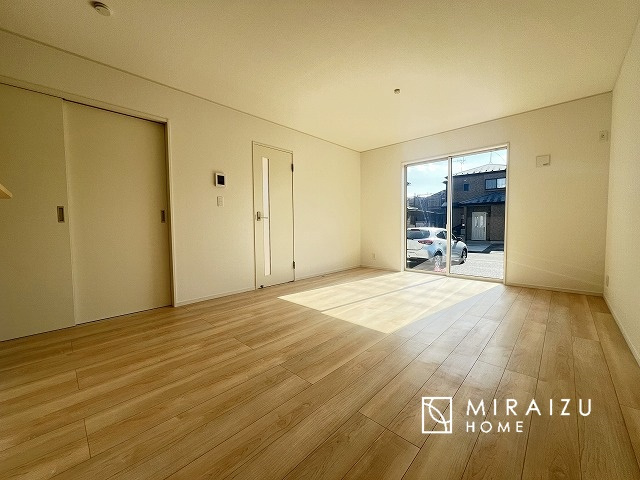 【居間・リビング】 | 食事を取るスペースもリラックスしてくつろげるスペースもお子さんが勉強するスペースも兼ね備えたリビングダイニング。