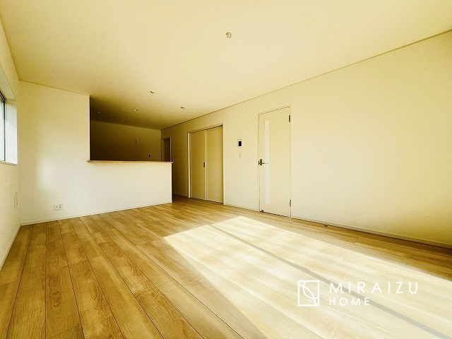 【居間・リビング】 | 窓が多いと温かな太陽の光と心地いい風が室内へと入ります。家族が集まるリビングは明るく過ごしやすいつくりです。窓が多いお家は住みやすい証です。