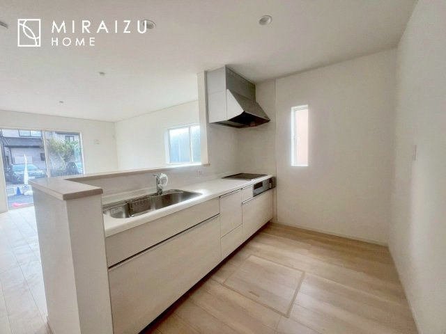 【キッチン】 | 収納力と機能性を備えたシステムキッチン。圧力鍋や大きなフライパンなどの調理器具から調味料など幅広く収納し、お料理のしやすいつくりになっています。