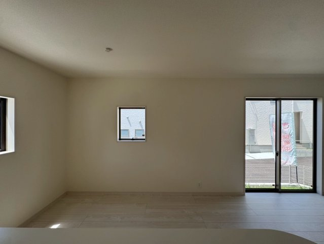 リーブルガーデン南城市知念久手堅・2号棟の居間・リビング|二面採光で明るく広々としたLDK16帖