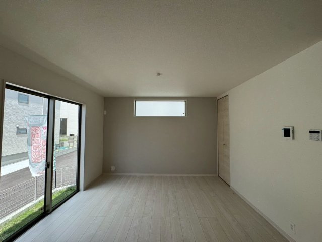 リーブルガーデン南城市知念久手堅・2号棟の居間・リビング|二面採光で明るく広々としたLDK16帖