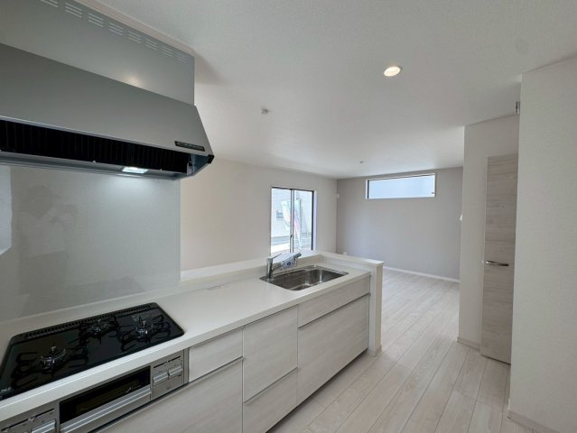 リーブルガーデン南城市知念久手堅・2号棟のキッチン|奥行があり家事がしやすいキッチン