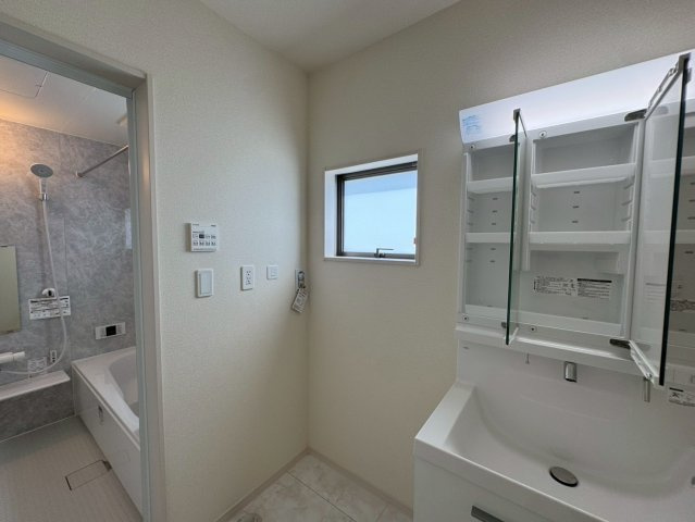 リーブルガーデン南城市知念久手堅・2号棟の独立洗面台|洗面化粧台＆洗濯機置場から浴室への動線