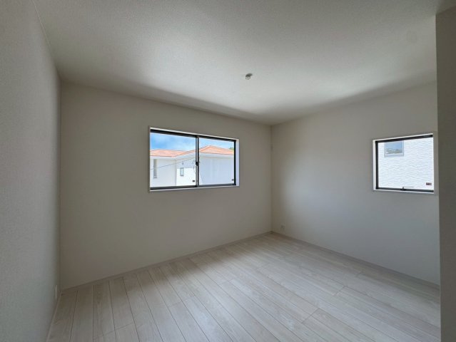 リーブルガーデン南城市知念久手堅・2号棟の洋室|二面採光の２階主寝室7.75帖