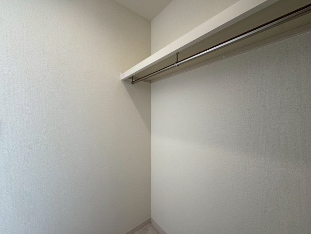 リーブルガーデン南城市知念久手堅・2号棟の収納|２階主寝室7.75帖に設置された、季節物の入れ替えが楽々なウォークインクローゼット