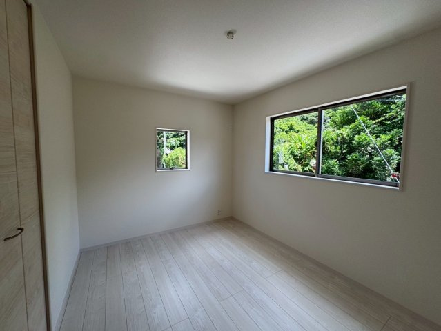 リーブルガーデン南城市知念久手堅・2号棟の洋室|二面採光の２階洋室6帖①