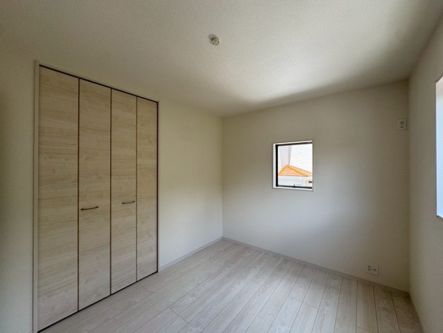 リーブルガーデン南城市知念久手堅・2号棟の洋室|二面採光の２階洋室6帖①クローゼット収納付き