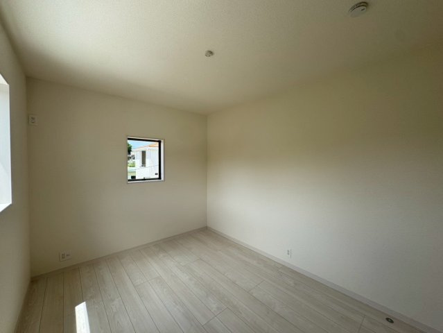 リーブルガーデン南城市知念久手堅・2号棟の洋室|二面採光の２階洋室6帖②