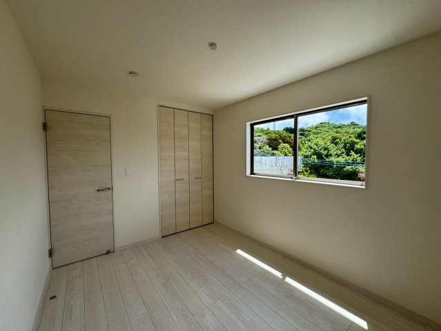 リーブルガーデン南城市知念久手堅・2号棟の洋室|二面採光の２階洋室6帖②クローゼット収納付き