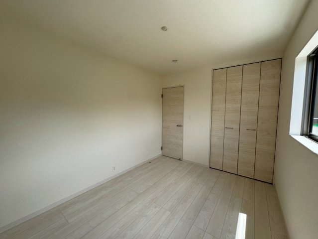 リーブルガーデン南城市知念久手堅・2号棟の洋室|二面採光の２階洋室6帖②クローゼット収納付き