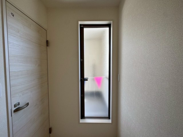 リーブルガーデン南城市知念久手堅・2号棟のバルコニー|２階廊下から出入りできるインナーバルコニーのガラス扉