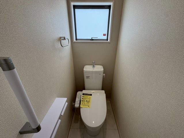 リーブルガーデン南城市知念久手堅・2号棟のトイレ|２階トイレ・換気窓＆手すり付き／温水洗浄便座