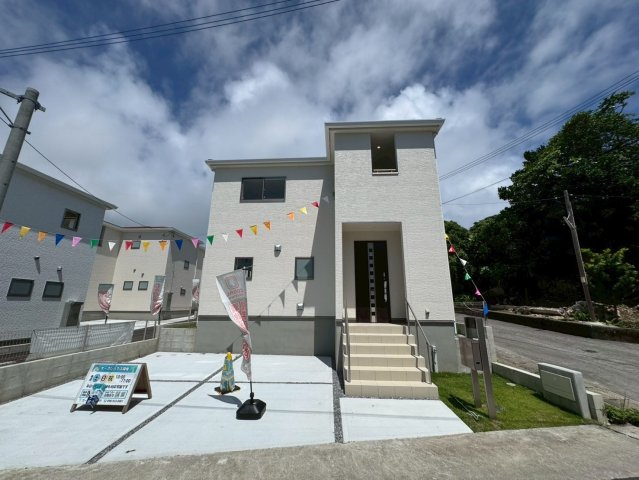 リーブルガーデン南城市知念久手堅・2号棟の外観|並列２台駐車可能スペース付き！お気軽にお問合せ下さい♪