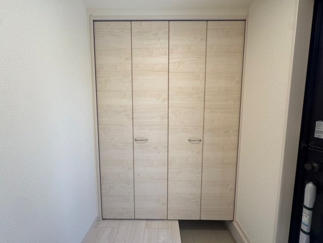 リーブルガーデン南城市知念久手堅・2号棟の収納|大容量の天井高シューズクローゼット付き玄関