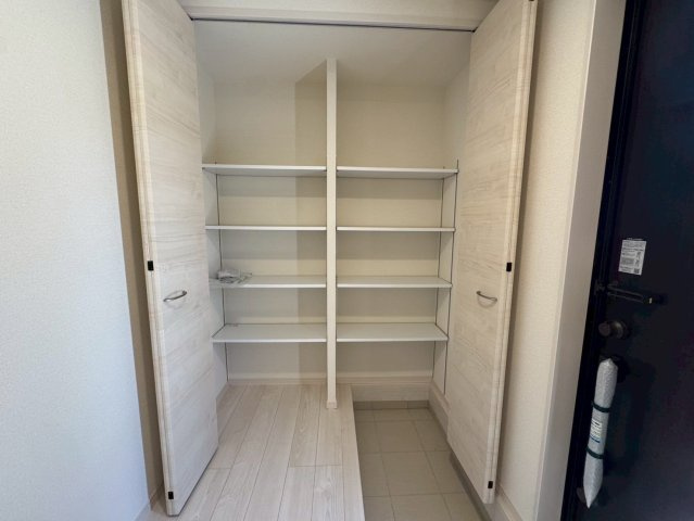 リーブルガーデン南城市知念久手堅・2号棟の収納|大容量の可動式棚付きシューズクローゼット