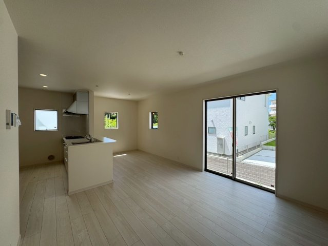 リーブルガーデン南城市知念久手堅・2号棟の居間・リビング|二面採光で明るく広々としたLDK16帖