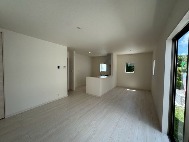 リーブルガーデン南城市知念久手堅・2号棟の居間・リビング|二面採光で明るく広々としたLDK16帖