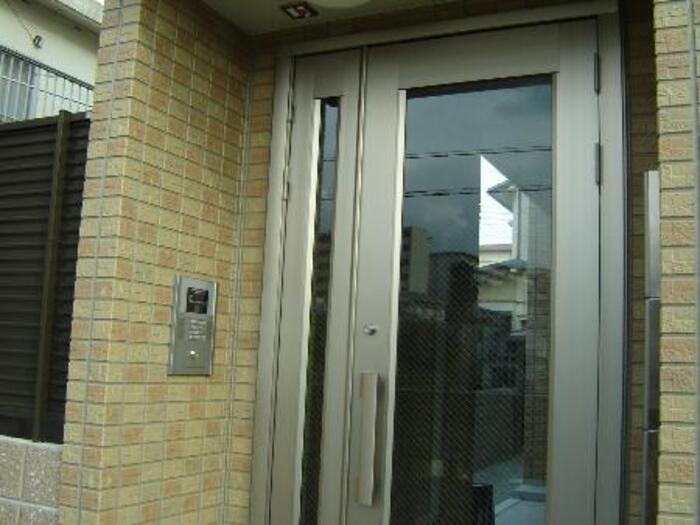 神戸市北区若葉台４丁目のアパートのエントランス