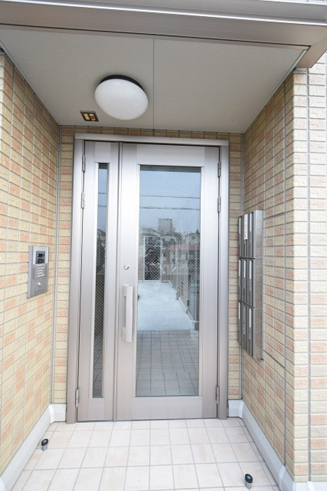 神戸市北区若葉台４丁目のアパートのエントランス