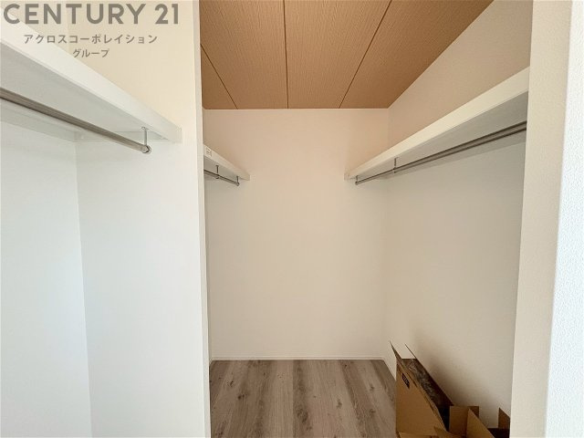 収納力が高く洋服や小物を整理しやすく、更衣室のように使え、部屋がすっきり保てます。収納の配置を自由に調整でき、換気性が良く防湿・防虫対策も可能。快適で機能的な生活空間を実現できます♪