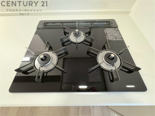 多数の調理器具を同時に使用でき、料理の効率化が可能。省エネで節約になり、様々な料理スタイルに適応できます。また、火力調整が独立しており、手入れや掃除もしやすく、今よりもっとお料理が楽しくなるかも。