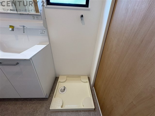 洗濯物の仕分け作業がしやすく、整理整頓が容易になります。洗濯音や湿気を他の部屋に持ち込まず、生活環境を快適に保ちます。上部を活用すれば収納スペースを確保でき洗剤や洗濯用品の整理もしやすくなります。