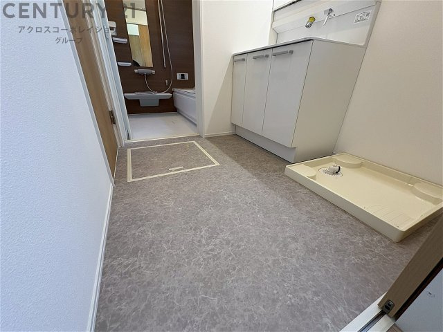 衣服の収納や脱ぎ着や整理整頓がしやすく、湿った衣類を乾燥させるスペースがありカビや臭いの発生を防ぎます。床の汚れを他の部屋に持ち込まず清潔を保つことができます。また快適な入浴環境の整備にも役立ちます。