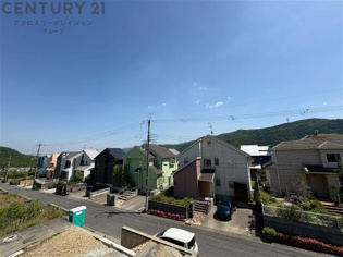 バルコニーからの眺望　高台につき山をも望む眺望ございます♪