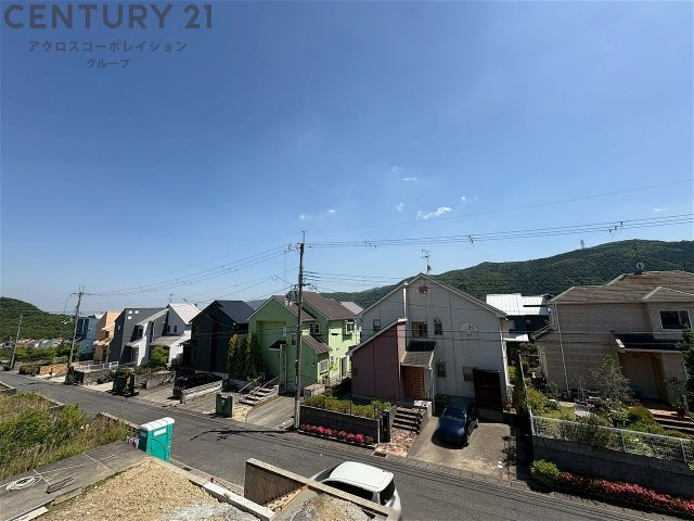 バルコニーからの眺望　高台につき山をも望む眺望ございます♪