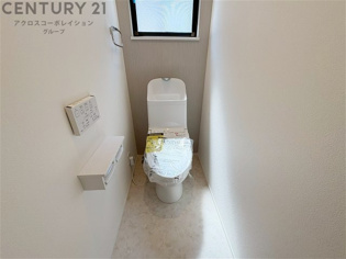 温水洗浄便座付トイレは温水洗浄機能により、暖かい水でおしりを洗浄することができ、冷たい水を使う従来の便座に比べ、温水洗浄機能で暖かいトイレを提供し、快適な使用を可能にします。