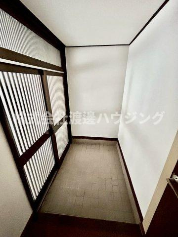 成美町テラスハウスの玄関