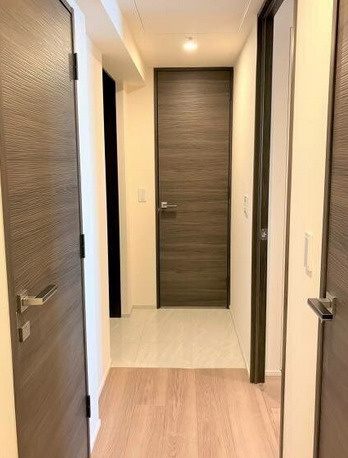 白金ザ・スカイ東棟の玄関