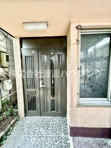 八雲北町車庫付き貸家の玄関